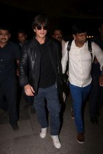Shah Rukh Khan spotted at airport on 29th July 2017 (20)_597d5aee404d5.JPG