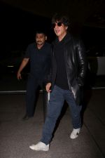 Shah Rukh Khan spotted at airport on 29th July 2017 (9)_597d5ade8613c.JPG