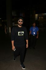 Arjun Kapoor Spotted At Airport on 31st July 2017 (3)_597f5ecc49fca.JPG