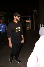 Arjun Kapoor Spotted At Airport on 31st July 2017 (8)_597f5ed072bb7.JPG
