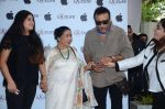 Asha Bhosle, Jackie Shroff at the Launch OF Zanai Bhosle_s iAzre, Apple Store on 30th July 2017 (36)_597eab6fdbd5a.JPG