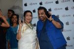 Asha Bhosle, Shankar Mahadevan at the Launch OF Zanai Bhosle_s iAzre, Apple Store on 30th July 2017 (99)_597eabff6ea23.JPG