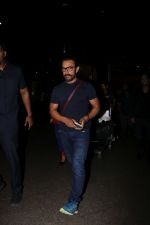 Aamir Khan Spotted At Airport on 2nd Aug 2017 (24)_59817bb36bca5.JPG