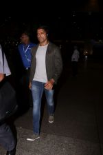 Farhan Akhtar Spotted At Airport on 2nd Aug 2017 (7)_59817bcb88331.JPG