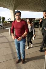 Varun Dhawan With His Girlfriend Spotted At Airport on 5th Aug 2017 (5)_5986d2281c816.JPG