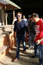 Ajay Devgan Spotted At Airport on 7th Aug 2017 (8)_598953c3a843a.JPG