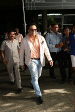 Govinda Spotted At Airport on 7th Aug 2017 (8)_598953e527150.JPG