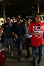 Ajay Devgan Spotted at airport on 8th Aug 2017 (12)_598aa1ba5bf0b.jpg