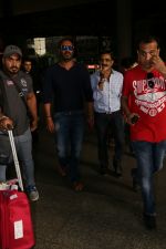 Ajay Devgan Spotted at airport on 8th Aug 2017 (5)_598aa1afa4f78.jpg