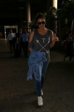 Huma Qureshi spotted at airport on 8th Aug 2017 (2)_598aa1c68b386.jpg