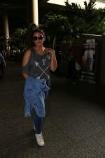 Huma Qureshi spotted at airport on 8th Aug 2017 (6)_598aa1ce38568.jpg