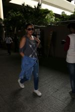 Huma Qureshi spotted at airport on 8th Aug 2017 (9)_598aa1d39719f.jpg