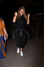 Sonakshi Sinha Spotted At Airport on 9th Aug 2017 (13)_598acd5ba6590.JPG