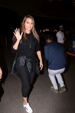 Sonakshi Sinha Spotted At Airport on 9th Aug 2017 (15)_598acd5d06d1f.JPG