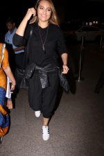 Sonakshi Sinha Spotted At Airport on 9th Aug 2017 (6)_598acd570d454.JPG