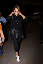 Sonakshi Sinha Spotted At Airport on 9th Aug 2017 (8)_598acd585cf1e.JPG