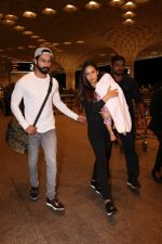 Shahid Kapoor, Mira Rajput Spotted At Airport on 10th Aug 2017 (2)_598c17523b6bf.JPG