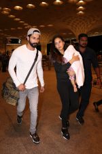 Shahid Kapoor, Mira Rajput Spotted At Airport on 10th Aug 2017 (4)_598c1752e883d.JPG