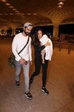 Shahid Kapoor, Mira Rajput Spotted At Airport on 10th Aug 2017 (8)_598c17821d7c7.JPG