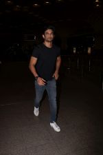 Sushant Singh Rajput Spotted At Airport on 10th Aug 2017 (15)_598c1722ea14e.JPG