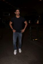 Sushant Singh Rajput Spotted At Airport on 10th Aug 2017 (2)_598c171b06a22.JPG