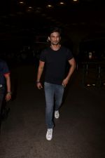 Sushant Singh Rajput Spotted At Airport on 10th Aug 2017 (7)_598c171dde2bb.JPG