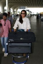 Lara Dutta Spotted At Airport on 12th Aug 2017 (7)_598f3d175718e.JPG