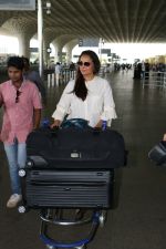 Lara Dutta Spotted At Airport on 12th Aug 2017 (8)_598f3d18d2fd1.JPG