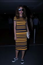 Esha Gupta Spotted At Airport on 13th Aug 2017 (16)_5991709be847c.JPG
