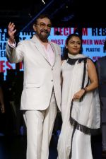 Kabir Bedi, Parveen Dusanj at Lakme Fashion Week 2017 on 17th Aug 2017 (14)_5995b01c2ece3.JPG