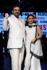 Kabir Bedi, Parveen Dusanj at Lakme Fashion Week 2017 on 17th Aug 2017 (15)_5995afda7bc14.JPG