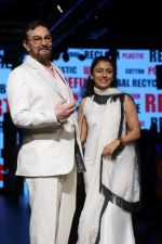 Kabir Bedi, Parveen Dusanj at Lakme Fashion Week 2017 on 17th Aug 2017 (20)_5995b01dee13c.JPG