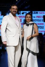 Kabir Bedi, Parveen Dusanj at Lakme Fashion Week 2017 on 17th Aug 2017 (22)_5995b01e88ae1.JPG