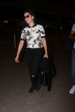 Sunny Leone Spotted At Airport on 16th Aug 2017 (1)_5995a05eab8c3.JPG
