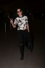 Sunny Leone Spotted At Airport on 16th Aug 2017 (13)_5995a06bbb1fa.JPG