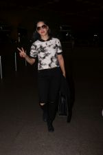 Sunny Leone Spotted At Airport on 16th Aug 2017 (16)_5995a06fe35ba.JPG