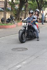 Sidharth Malhotra, Jacqueline Fernandez at Special Bike Ride At Bandstand to Promote Film A Gentleman on 17th Aug 2017 (4)_599690d299e87.JPG