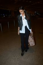 Athiya Shetty Spotted At Airport on 18th Aug 2017 (14)_599853ba13db4.JPG