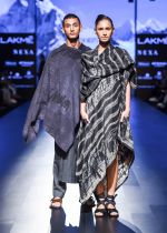 Shriya Saran, Gulshan Devaiya, Sikandar Kher & Meiyang Ch_ng As A Guest For LFW 2017 on 19th Aug 2017 (2)_599928314d61e.jpg