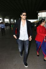 Sidharth Malhotra Spotted At Airport on 19th Aug 2017 (6)_599925299ca2f.JPG