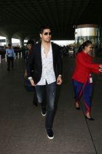 Sidharth Malhotra Spotted At Airport on 19th Aug 2017 (8)_5999252c1704f.JPG