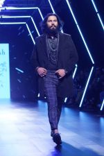 Randeep Hooda Walks Ramp For Splash Show At LFW Winter Festive 2017 on 20th Aug 2017 (34)_599a87ed8e3e1.JPG