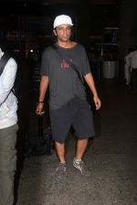 Sunil Grover Spotted At Airport on 23rd Aug 2017 (4)_599d48a280b73.JPG