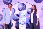 Neha Dhupia, Boman Irani At Launch of New & Improved Ambi Pur on 23rd Aug 2017 (10)_599e74a8ee153.JPG