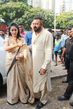 Sanjay Dutt, Manyata Dutt At The Shoot For The Ganesh Aarti on 23rd Aug 2017 (10)_599e74810c636.JPG