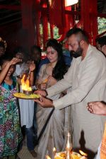 Sanjay Dutt, Manyata Dutt At The Shoot For The Ganesh Aarti on 23rd Aug 2017 (31)_599e7487dfd33.JPG