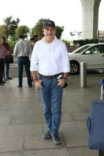 Anupam Kher Spotted At Airport on 31st Aug 2017 (5)_59a8f03fa7de3.JPG