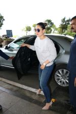 Kareena Kapoor Khan With Son Taimur Ali Khan Spotted At Airport on 31st Aug 2017 (3)_59a8f08e8a519.JPG