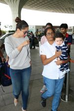 Kareena Kapoor Khan With Son Taimur Ali Khan Spotted At Airport on 31st Aug 2017 (7)_59a8f09453842.JPG
