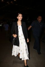 Sonam Kapoor Spotted At Airport on 31st Aug 2017 (9)_59a90c418a41b.JPG